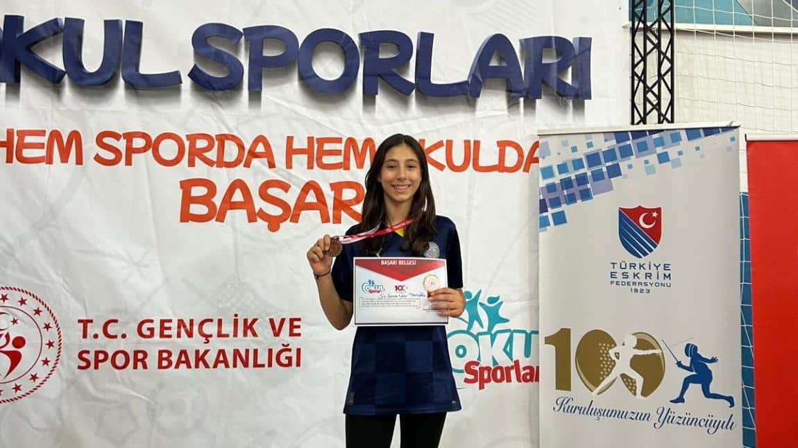 Öğrencimiz Semra Nehir Tetikoğlu Eskrim epe Branşında  Türkiye 3.sü olmuştur.