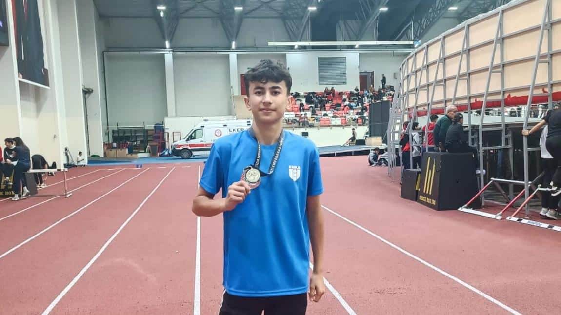 Öğrencimiz Yiğit Işık Bursa'da Yapılan U16 Şampiyonasında 4*200 Bayrak Yarışında Türkiye 2.si Olmuştur 